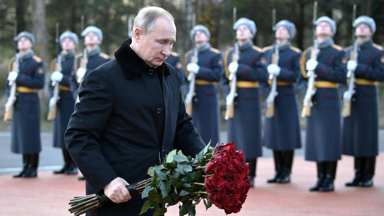 Цветы на могилу России